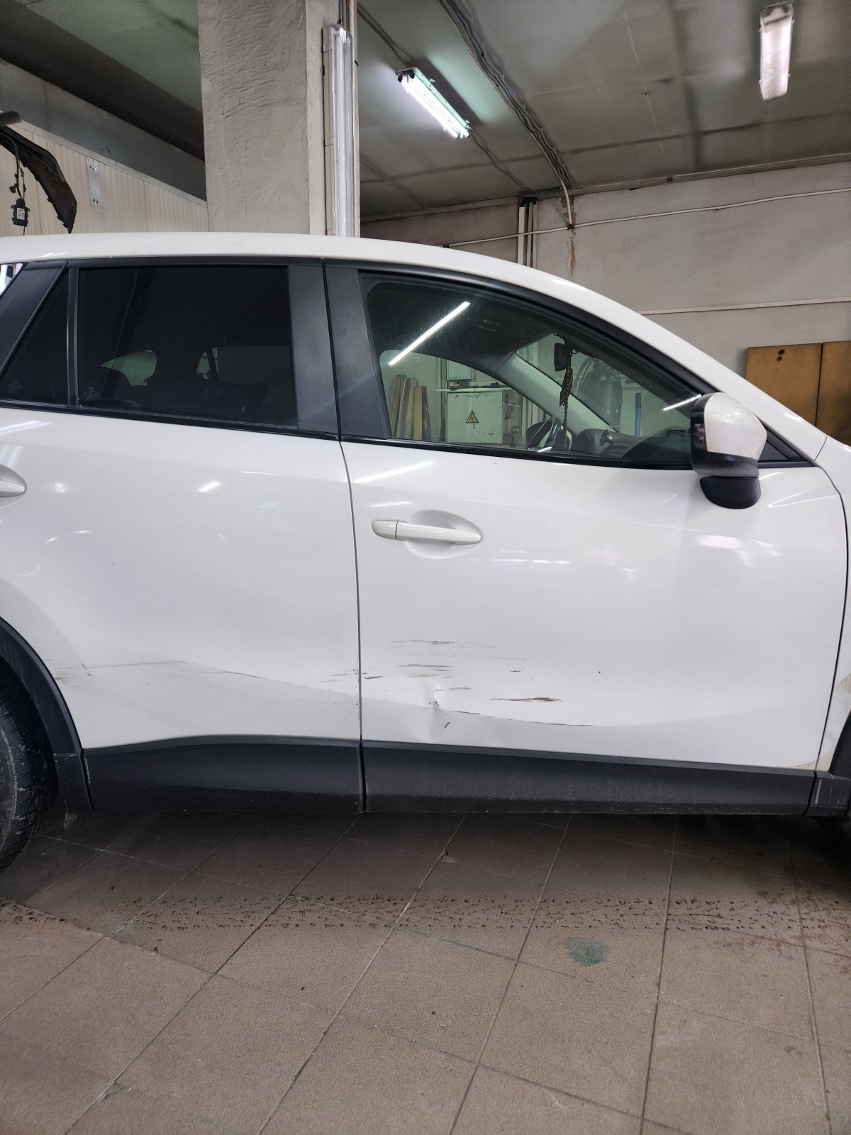Mazda CX 5 ремонт передней и задней двери — до ремонта, фото 1